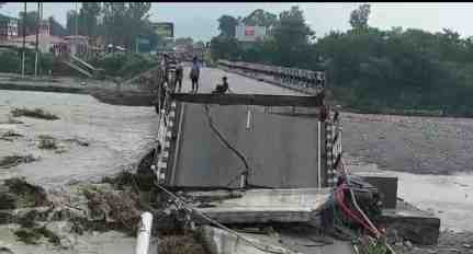 पूर्व मुख्यमंत्री ने खनन को बताया पुल टूटने की घटना का जिम्मेदार।