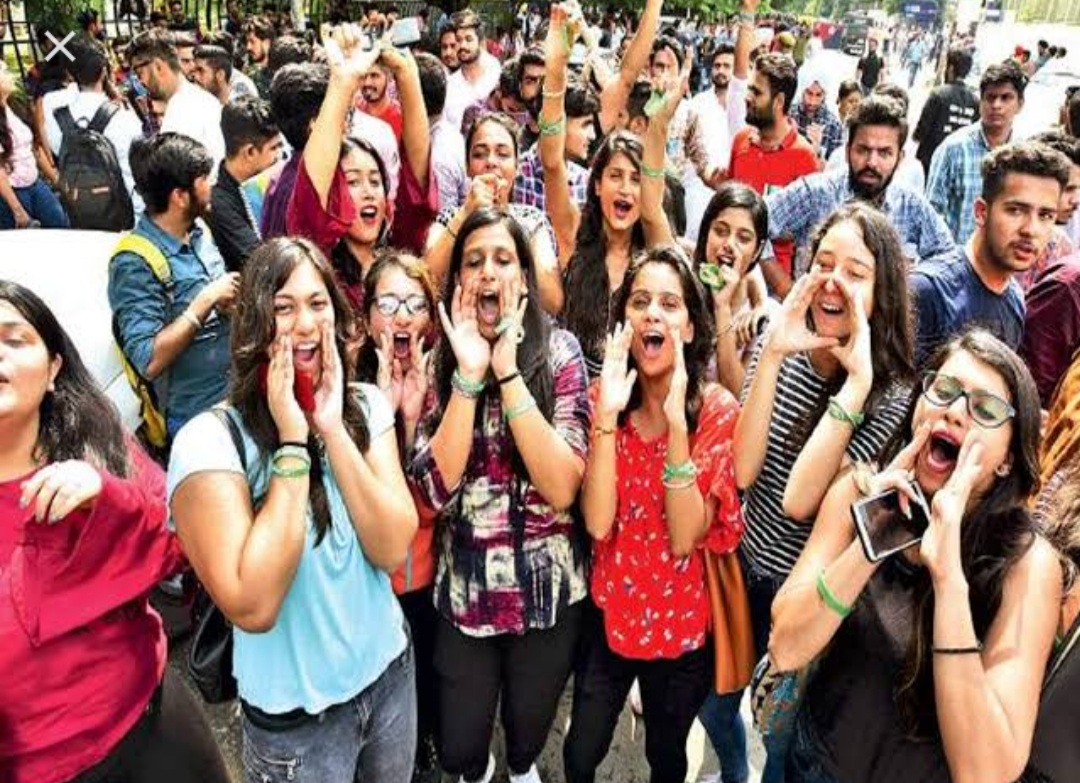 डीएवी कॉलेज के छात्रों का उच्च शिक्षा मंत्री के खिलाफ प्रदर्शन