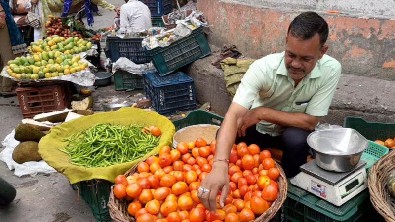 सब्जी के बढ़ते दामों में चार चांद लगा रहा टमाटर।