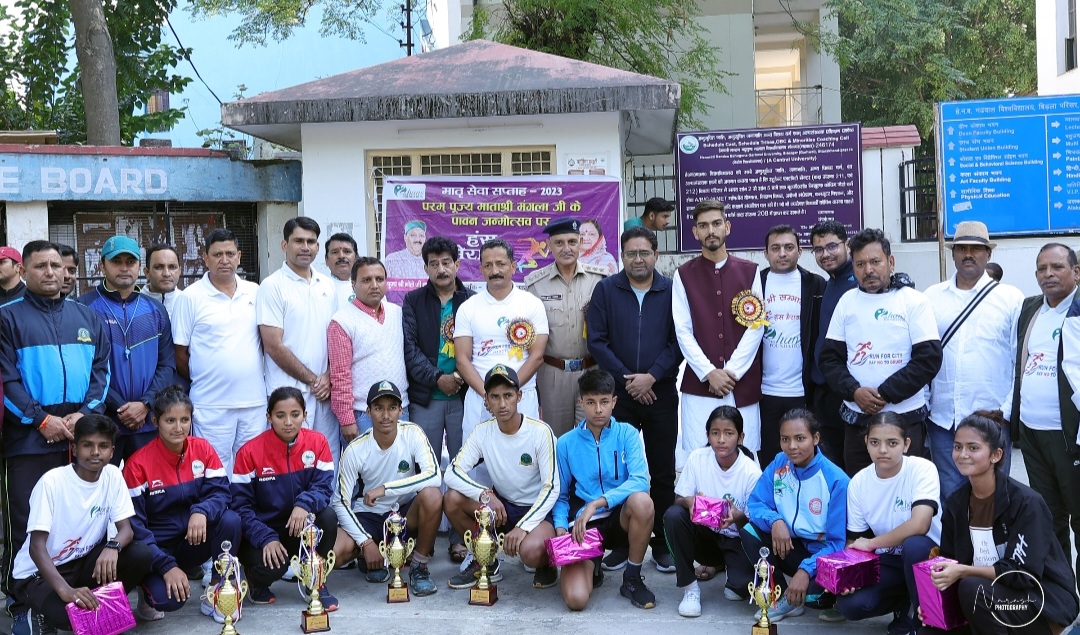 हंस फाउंडेशन व प्रेस क्लब श्रीनगर की ओर से आयोजित की गई मैराथन दौड़।