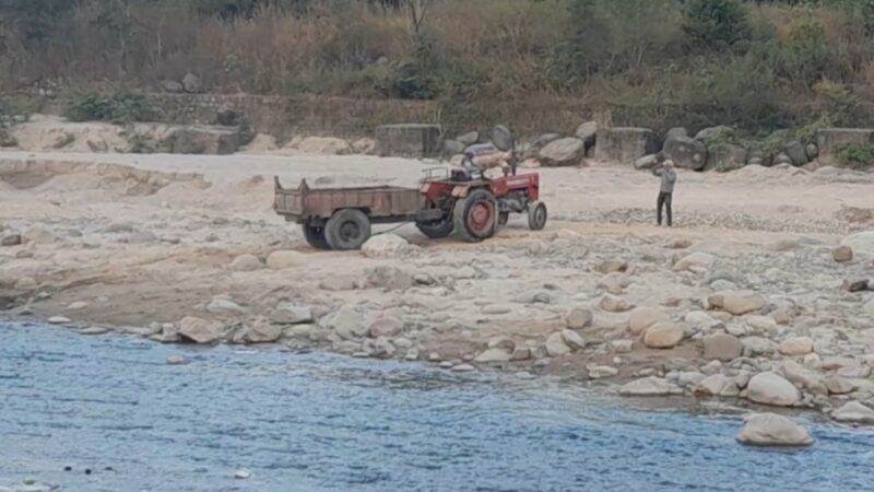 देहरादून से वन सुरक्षा दल को आकर कोटद्वार में करनी पड़ रही है खनन सामग्री से भरे वाहनों पर कार्यवाही।