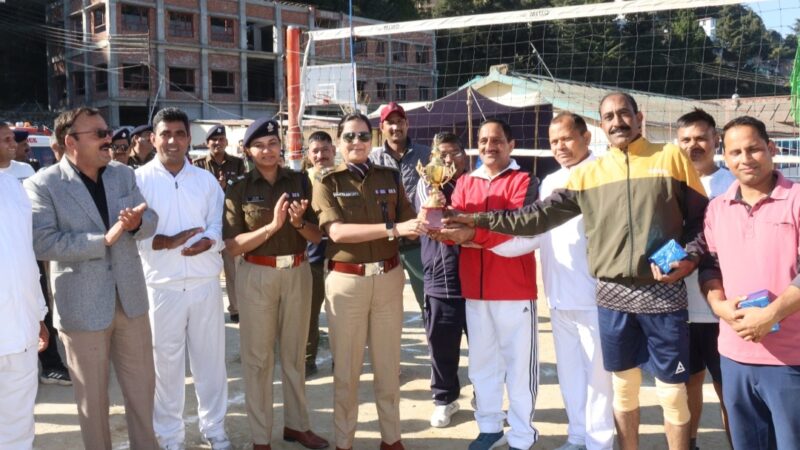 एएसपी कोटद्वार की टीम ने वॉलीबॉल मैच में एएसपी संचार की टीम को हराकर जीती ट्रॉफी।