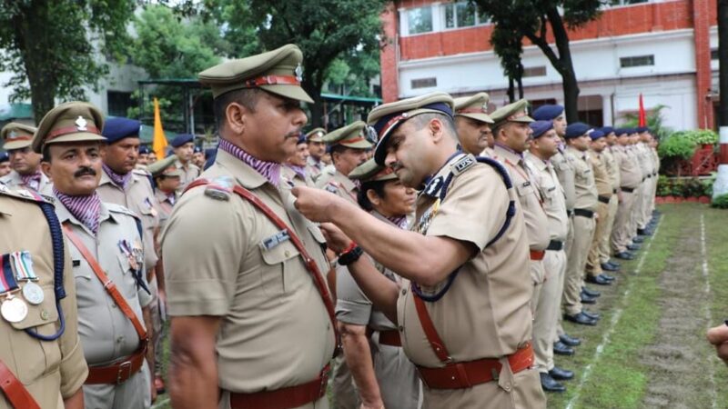 स्वतंत्रता दिवस के मौके पर थानाध्यक्ष रिखणीखाल सन्तोष पैथवाल को मेडल से किया गया सम्मानित।