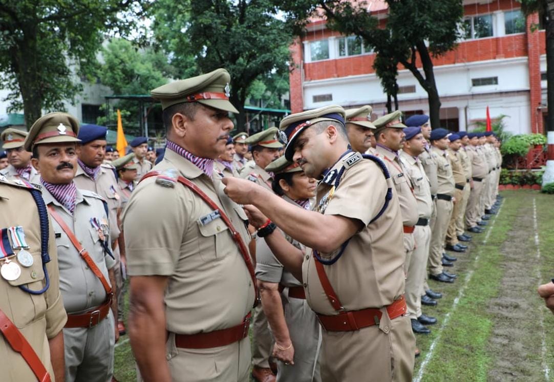 स्वतंत्रता दिवस के मौके पर थानाध्यक्ष रिखणीखाल सन्तोष पैथवाल को मेडल से किया गया सम्मानित।