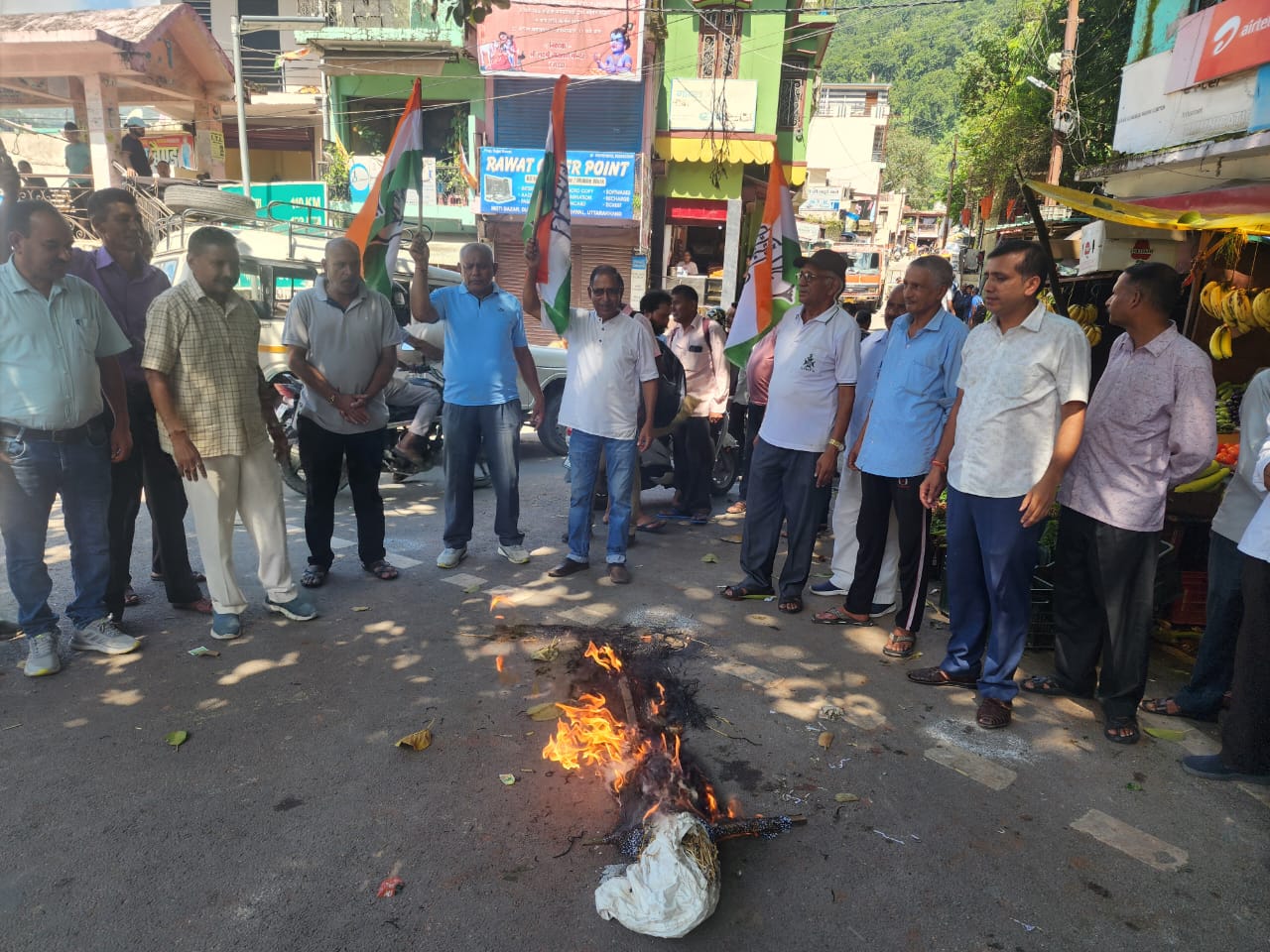 दुगड्डा में किया गया सरकार का पुतला दहन।