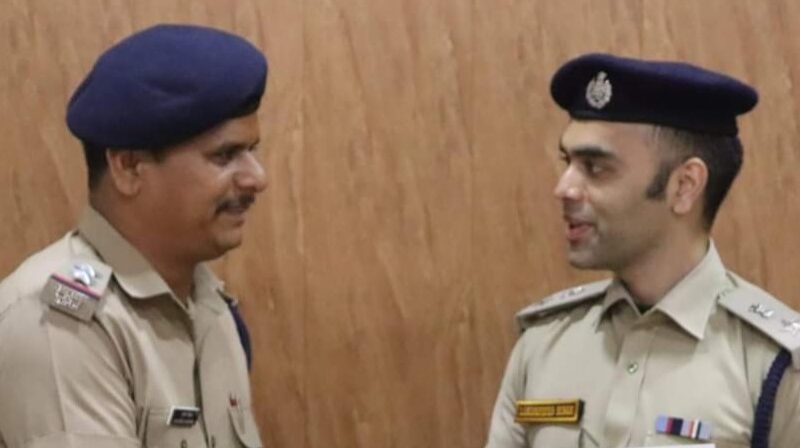 बाहरी लोगो के सत्यापन को लेकर रिखणीखाल पुलिस एक्टिव।