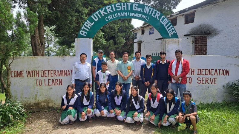 मेजर ध्यान चन्द्र की स्मृति में ब्लॉक प्रमुख महेन्द्र सिंह राणा ने खिलाडियों को किया पुरूस्कृत।