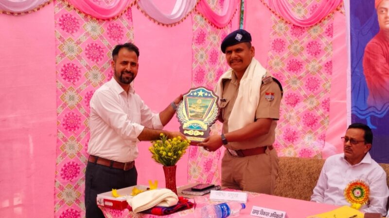 रिखणीखाल पुलिस संगोष्ठी कर  महिला सुरक्षा पर कर रही  जागरूक।