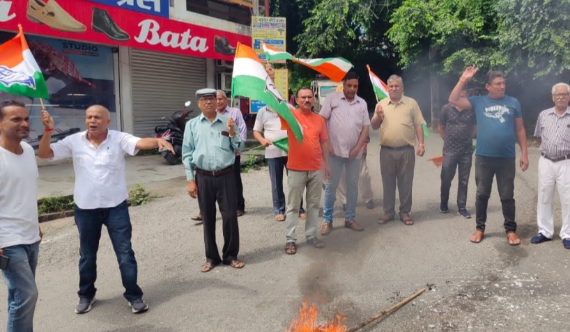 कांग्रेस ने किया पुहला दहन।