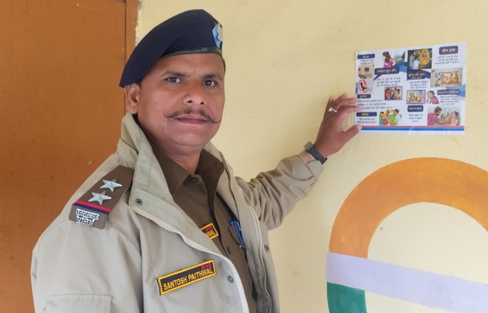 पुलिस ग्राम सुरक्षा समिति के साथ मिलकर साइबर अपराध पर कर रही जन जागरूकता गोष्ठी।