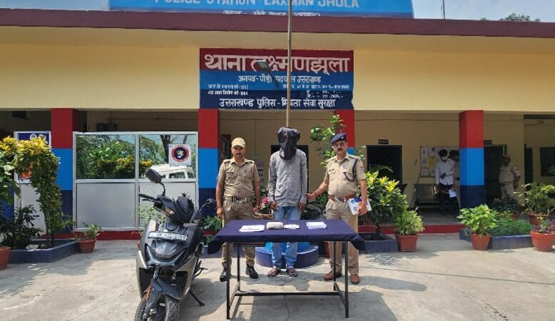 लक्ष्मणझूला पुलिस ने नशा तस्कर को किया गिरफ्तार।