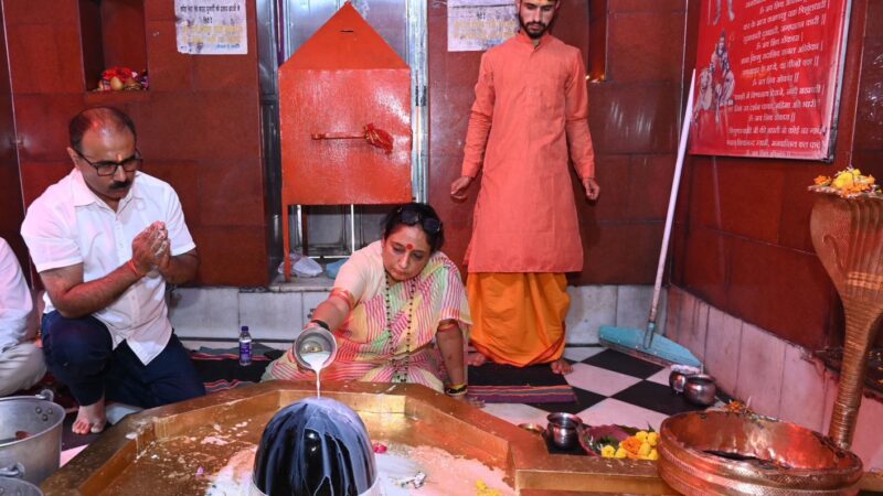 विधानसभा अध्यक्ष ने वीरभद्र महादेव मंदिर में किया रुद्राभिषेक।