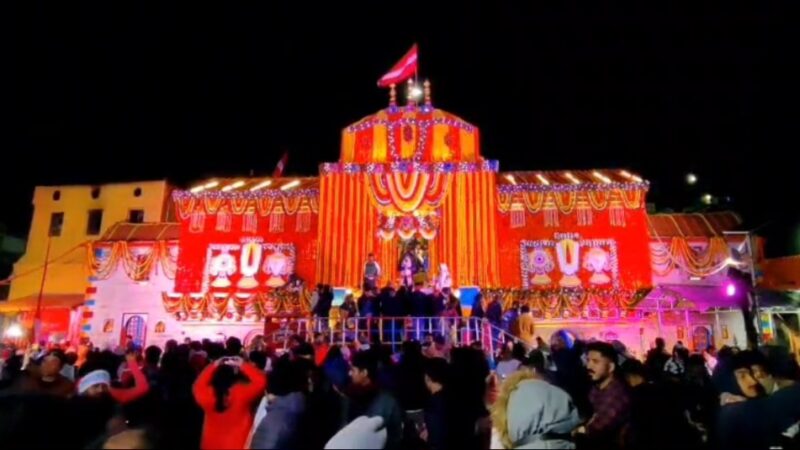 बद्रीनाथ धाम के दर्शनों के लिए भक्तों का लगा तांता।