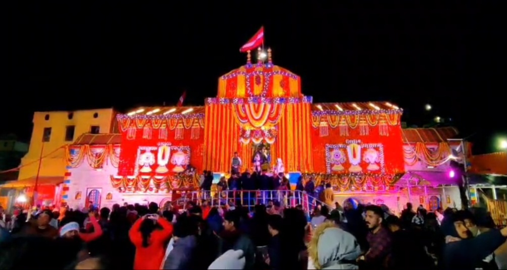 बद्रीनाथ धाम के दर्शनों के लिए भक्तों का लगा तांता।