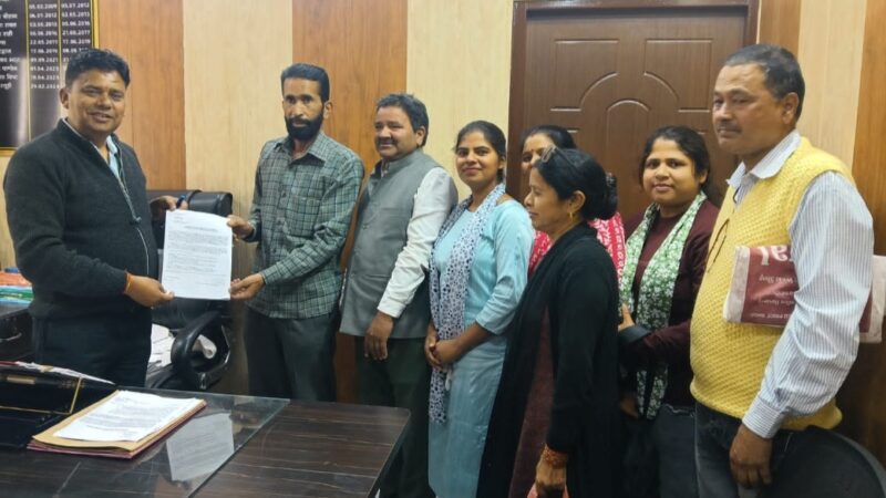 लैंटाना बना पहाड़ की बड़ी चुनौती, प्रधान संगठन दुगड्डा ने उठाई ठोस कार्रवाई की मांग।