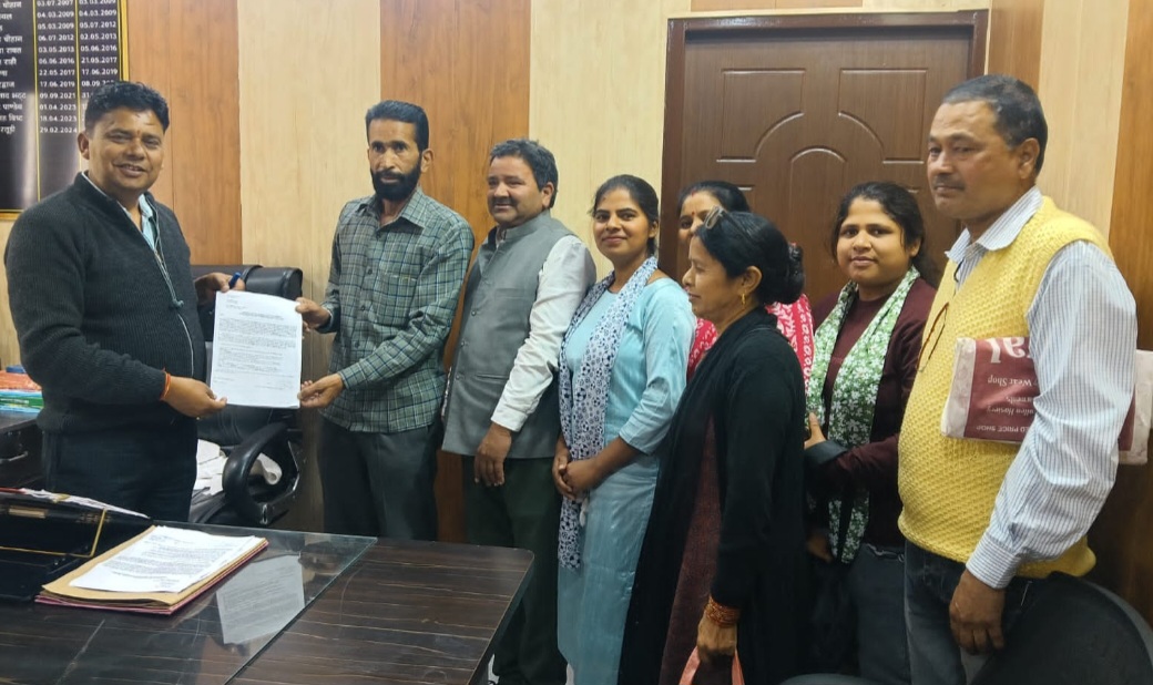 लैंटाना बना पहाड़ की बड़ी चुनौती, प्रधान संगठन दुगड्डा ने उठाई ठोस कार्रवाई की मांग।