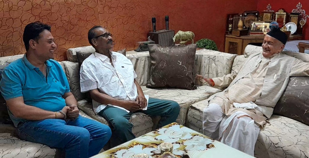 विपिन कैंथोला के घर पहुंचे  पूर्व मुख्यमंत्री एवं पूर्व राज्यपाल भगत सिंह कोश्यारी, करीब आधे घंटे हुई बातचीत ने बढ़ाई राजनीतिक चर्चाएं।